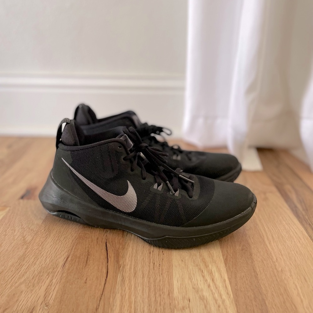 Black Nike shoes- men’s 7.5 / fits like women’s 9. In good shape.
